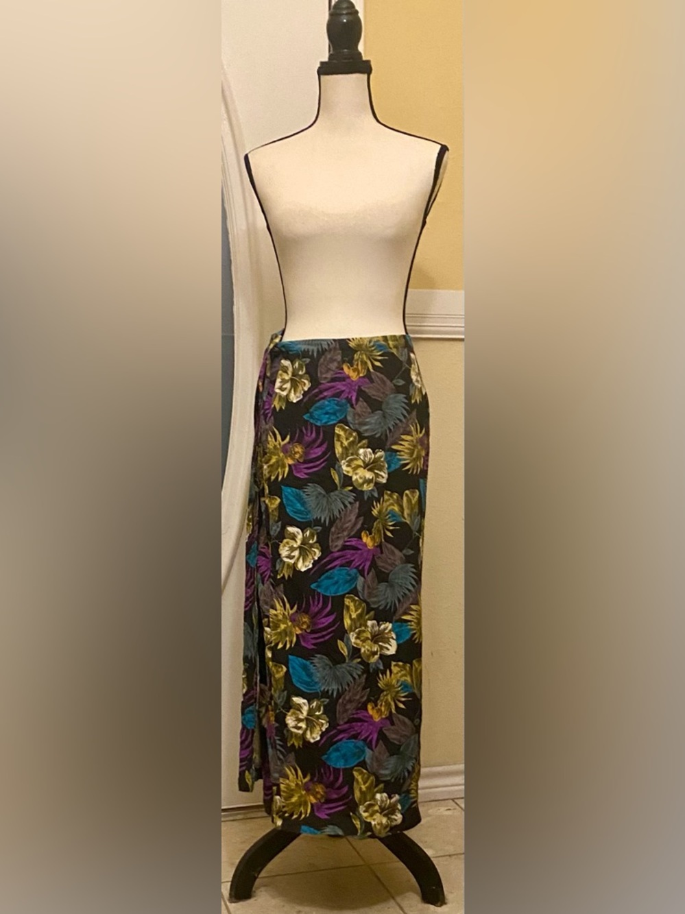 CAROL ANDERSON COLLECTION Silk Piece in Black, Teal, Purple & Gold; Size 12.